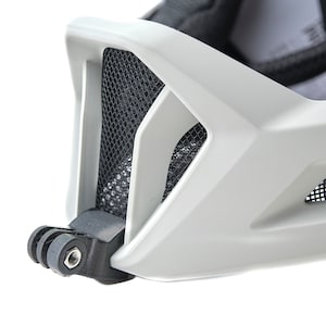 Puede incluir: Primer plano de un casco blanco con una ventilación de malla negra y un soporte GoPro negro.