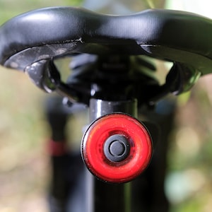 Enfitnix, Ebuyfire-lichtadapter en GoPro verstelbare bevestiging onder het zadel, bevestiging voor tweeërlei gebruik, ideaal voor dropperpalen.