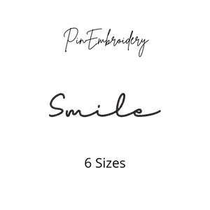Puede incluir: Un diseño de bordado digital de la palabra "Smile" en una fuente de escritura a mano. El diseño está disponible en seis tamaños.