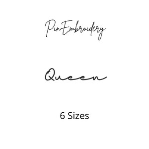 Puede incluir: Diseño de bordado de aguja con la palabra "Queen" en una fuente cursiva. El diseño está disponible en 6 tamaños.