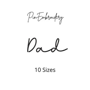 Op de afbeelding: Witte achtergrond met de woorden "Pin Embroidery" in een cursief lettertype boven het woord "Dad" in een vergelijkbaar schrift. Onder "Dad" staat de tekst "10 Sizes".