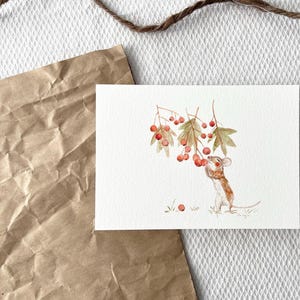 Carte illustrée souris et baies rouges été - aquarelle champêtre douce et poétique, papeterie artisanale, cadeau à offrir, décoration murale