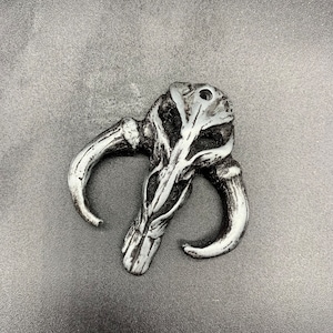 MANDALORIAN PENDANT - Mandalorian Beskar Symbol Mythosaur - in metal resin