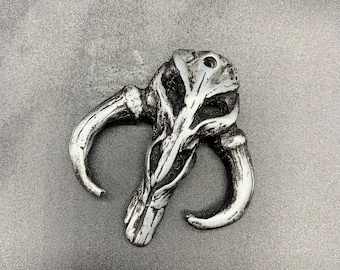 MANDALORIAN PENDANT - Mandalorian Beskar Symbol Mythosaur - in metallic resin