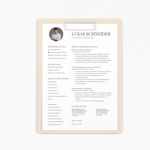 Op de afbeelding: Een cv op een klembord met de naam LUKAS SCHNEIDER bovenaan. Het cv bevat persoonlijke informatie, werkervaring, vaardigheden en opleiding. Een foto van een man staat in de linkerbovenhoek.