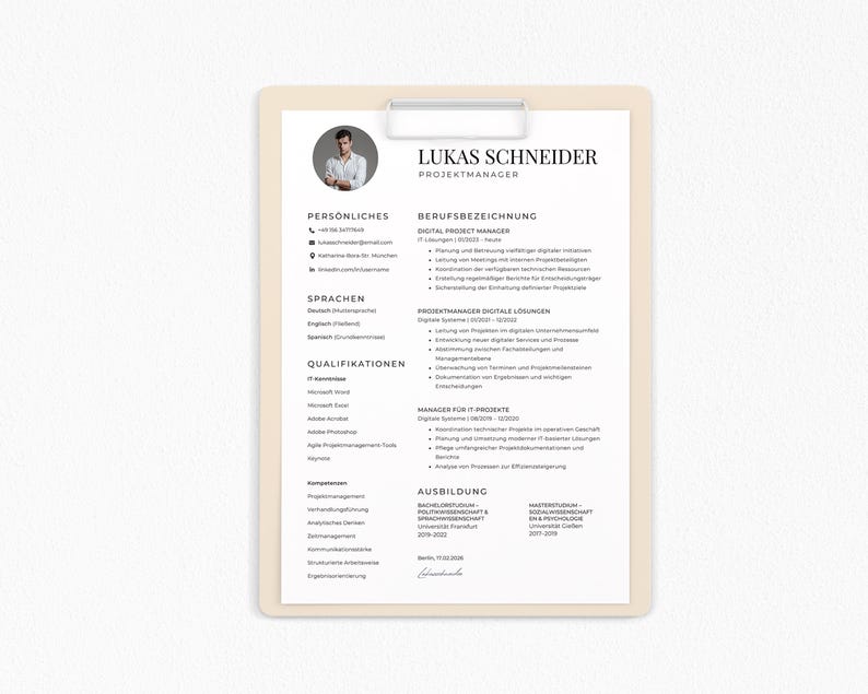 Op de afbeelding: Een cv op een klembord met de naam LUKAS SCHNEIDER bovenaan. Het cv bevat persoonlijke informatie, werkervaring, vaardigheden en opleiding. Een foto van een man staat in de linkerbovenhoek.