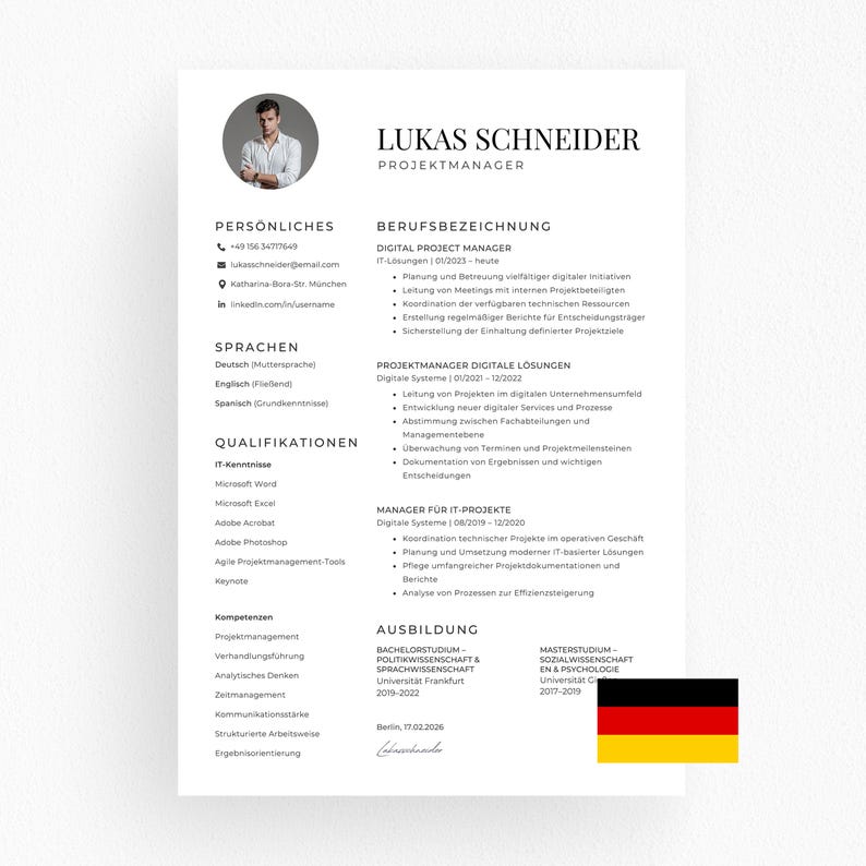 Op de afbeelding: Een professionele cv-sjabloon met de naam LUKAS SCHNEIDER en de titel PROJECT MANAGER. Het cv bevat secties voor persoonlijke informatie, talen, kwalificaties en werkervaring. Een Duitse vlag staat in de rechter benedenhoek.