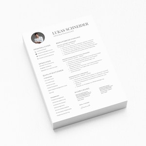 Op de afbeelding: Een stapel witte cv-papieren met zwarte tekst. De bovenste pagina toont de naam "Lukas Schneider" en de functietitel "Digital Project Manager". Een kleine ronde foto staat in de linkerbovenhoek. Het cv vermeldt vaardigheden, ervaring en opleiding.