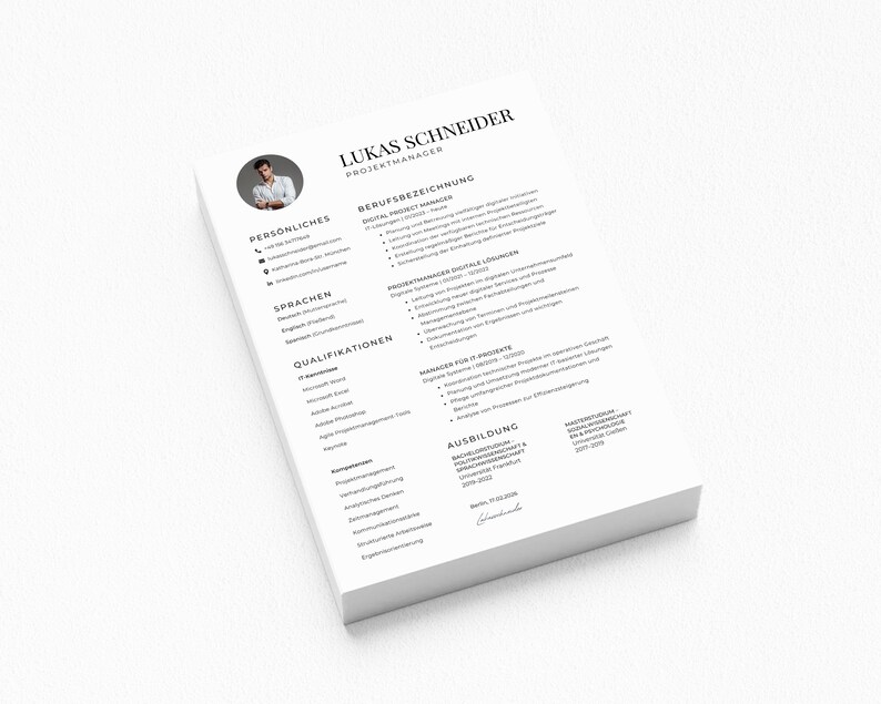 Op de afbeelding: Een stapel witte cv-papieren met zwarte tekst. De bovenste pagina toont de naam "Lukas Schneider" en de functietitel "Digital Project Manager". Een kleine ronde foto staat in de linkerbovenhoek. Het cv vermeldt vaardigheden, ervaring en opleiding.