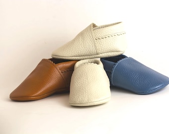 Mocasines de piel auténtica para bebés: hechos a mano, con suela blanda, ideales para quienes aún no caminan.
