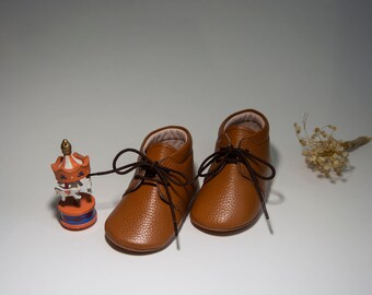 ベビーブーティ、男の子用ベビーシューズ、新生児用ベビーシューズ、茶色の靴ひもが付いた光沢のあるレザーシューズ、お子様にぴったりの柔らかいソールのカジュアルシューズ。