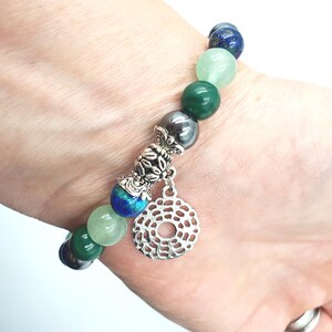 Pulsera de curación con cristales para aliviar el eczema con dije de chakra (azurita, malaquita, hematita y aventurina verde) - Tamaños personalizados disponibles. imagen 4