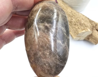 Piedra de palma de piedra lunar negra: cristal protector de intuición, equilibrio emocional y conexión a tierra, 75 g