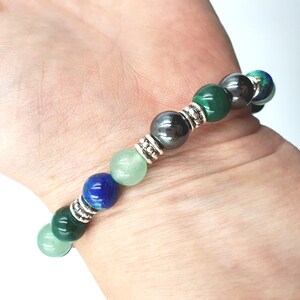 Pulsera de curación con cristales para aliviar el eczema con dije de chakra (azurita, malaquita, hematita y aventurina verde) - Tamaños personalizados disponibles. imagen 3