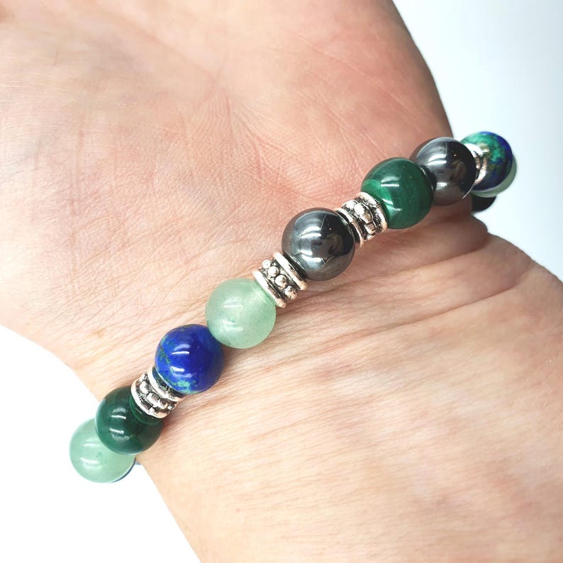 Pulsera de curación con cristales para aliviar el eczema con dije de chakra (azurita, malaquita, hematita y aventurina verde) - Tamaños personalizados disponibles. imagen 3