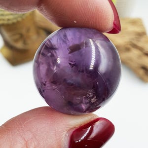 Schöne kleine funkelnde Amethyst Kugel / Amethyst Kugel mit Regenbogen / Amethyst Kristallkugel - 27 mm