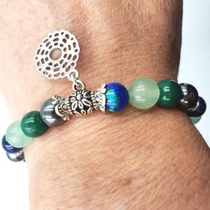 Pulsera de curación con cristales para aliviar el eczema con dije de chakra (azurita, malaquita, hematita y aventurina verde) - Tamaños personalizados disponibles. imagen 1