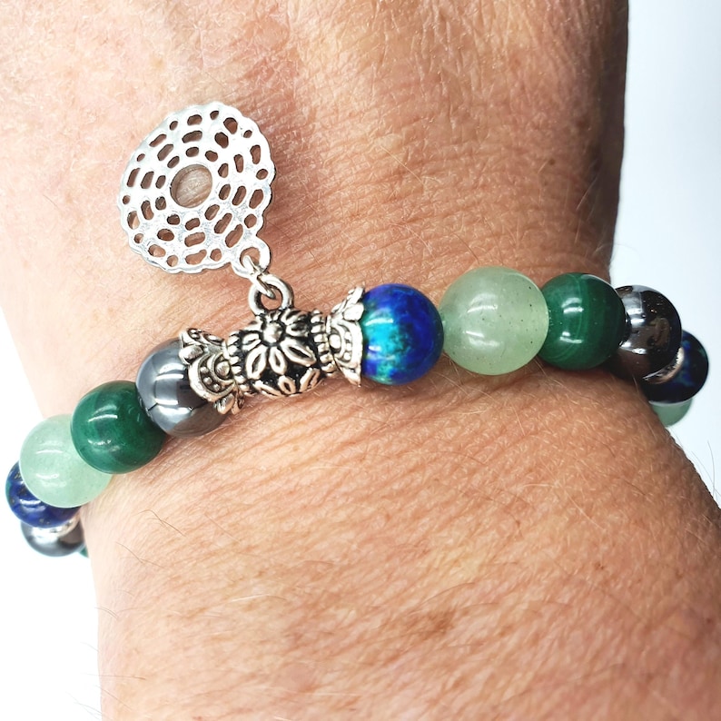 Pulsera de curación con cristales para aliviar el eczema con dije de chakra (azurita, malaquita, hematita y aventurina verde) - Tamaños personalizados disponibles. imagen 1