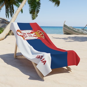 Pode incluir: Uma cadeira de praia com uma toalha de praia branca, azul e vermelha com a bandeira sérvia e a palavra "Srbija" impressa nela.
