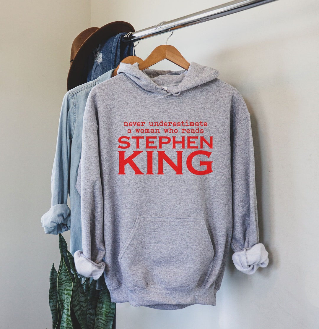 Camicia Donna Scollo A V – Based On The Novel By Stephen King – Grigio Taglia XXL – Regalo Per Fan Dell'Horror