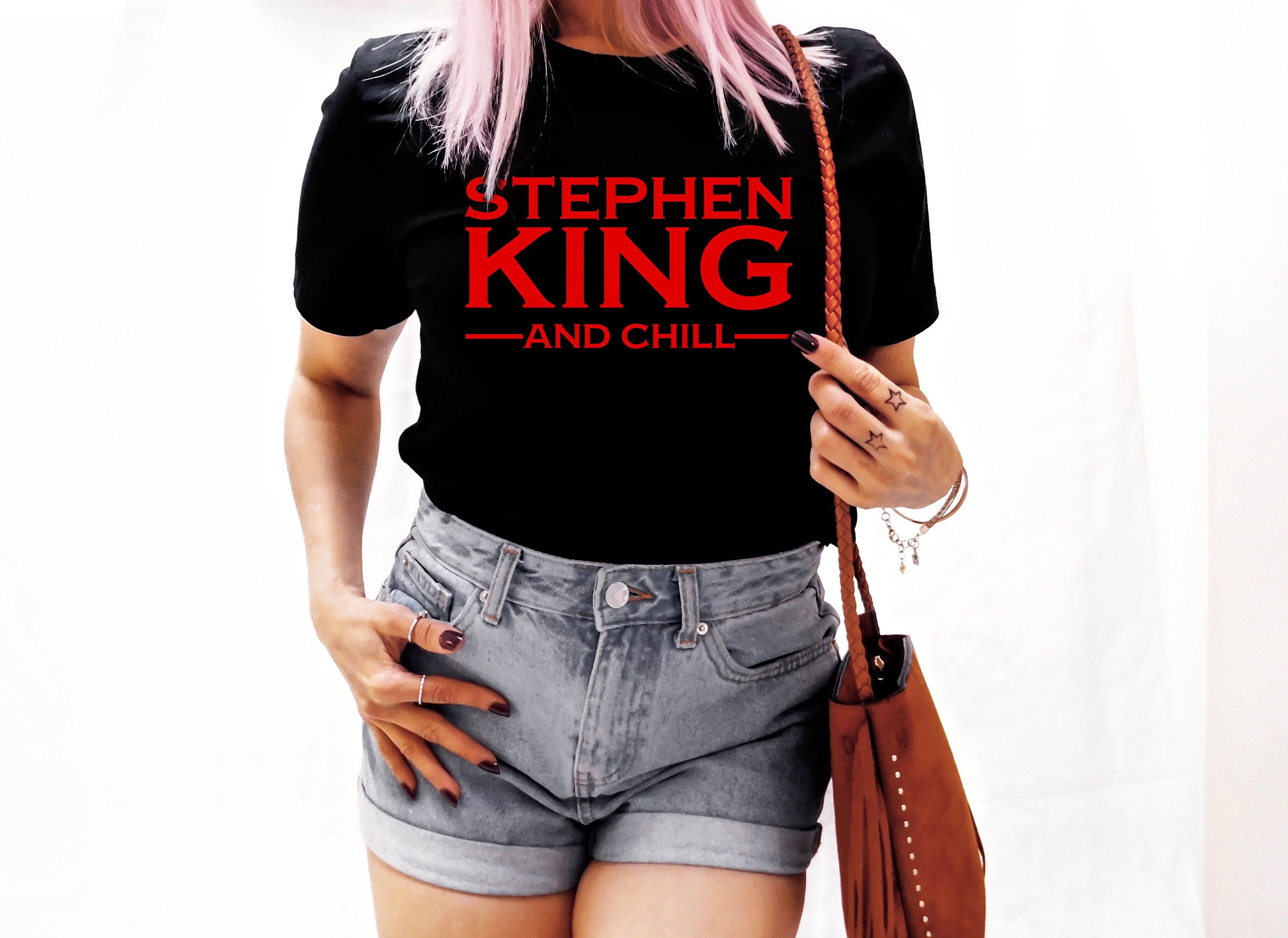 Discover Maglietta T-Shirt Basato Sul Romanzo Di Stephen King Uomo Donna Bambini Retro Horror Grunge