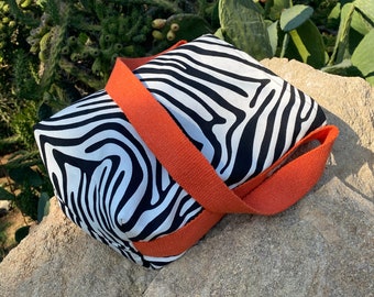 Zebradruck und lila doppelseitige Umhängetasche mit orangefarbenen Tragegurt Strandtasche