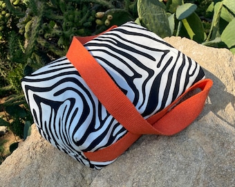 Zebradruck und lila doppelseitige Umhängetasche mit orangefarbenen Tragegurt Strandtasche