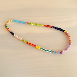 Handgewebte Samenperlenkette: Buntes japanisches & tschechisches Glas