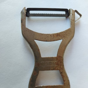 Pelador de patatas vintage, pelador de verduras antiguo, abridor de botellas vintage.