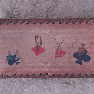 Caja de naipes vintage – Almacenamiento artesanal de cuero y cartón – Pieza restaurada