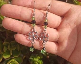 Boucles d'oreilles pendantes trèfle en acier inoydable vert, Bijoux discrets et legers agréable à porter, Fait main, cadeau femme, offrir