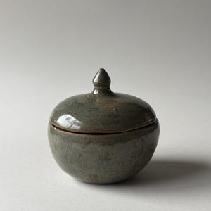 手作りの陶器製蓋付き容器 – 素朴な保存瓶、記念品容器、職人技の陶器製キャニスター