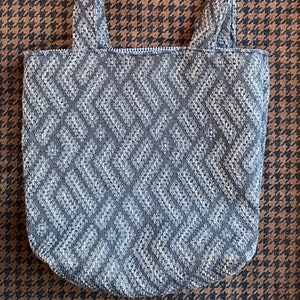 Gedessineerde, gevoerde upcycled bekledingstas