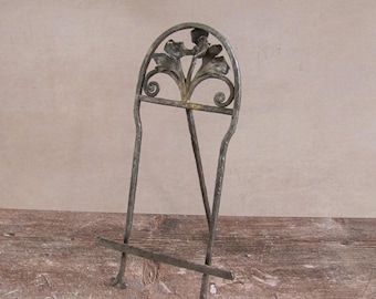 Caballete de hierro forjado antiguo y ornamentado para libros/soportes de cocina.