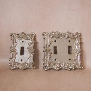 Puede incluir: Un letrero de madera hecho a mano con el texto "Welcome to our home" en estilo manuscrito. El letrero está pintado de blanco con letras negras y un acabado envejecido, ideal para la decoración del hogar.