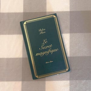 Vintage Gold & Green Coffee Table Book – Elegant Decor for Living Room, Collector’s Gift, Le Secret Magnifique