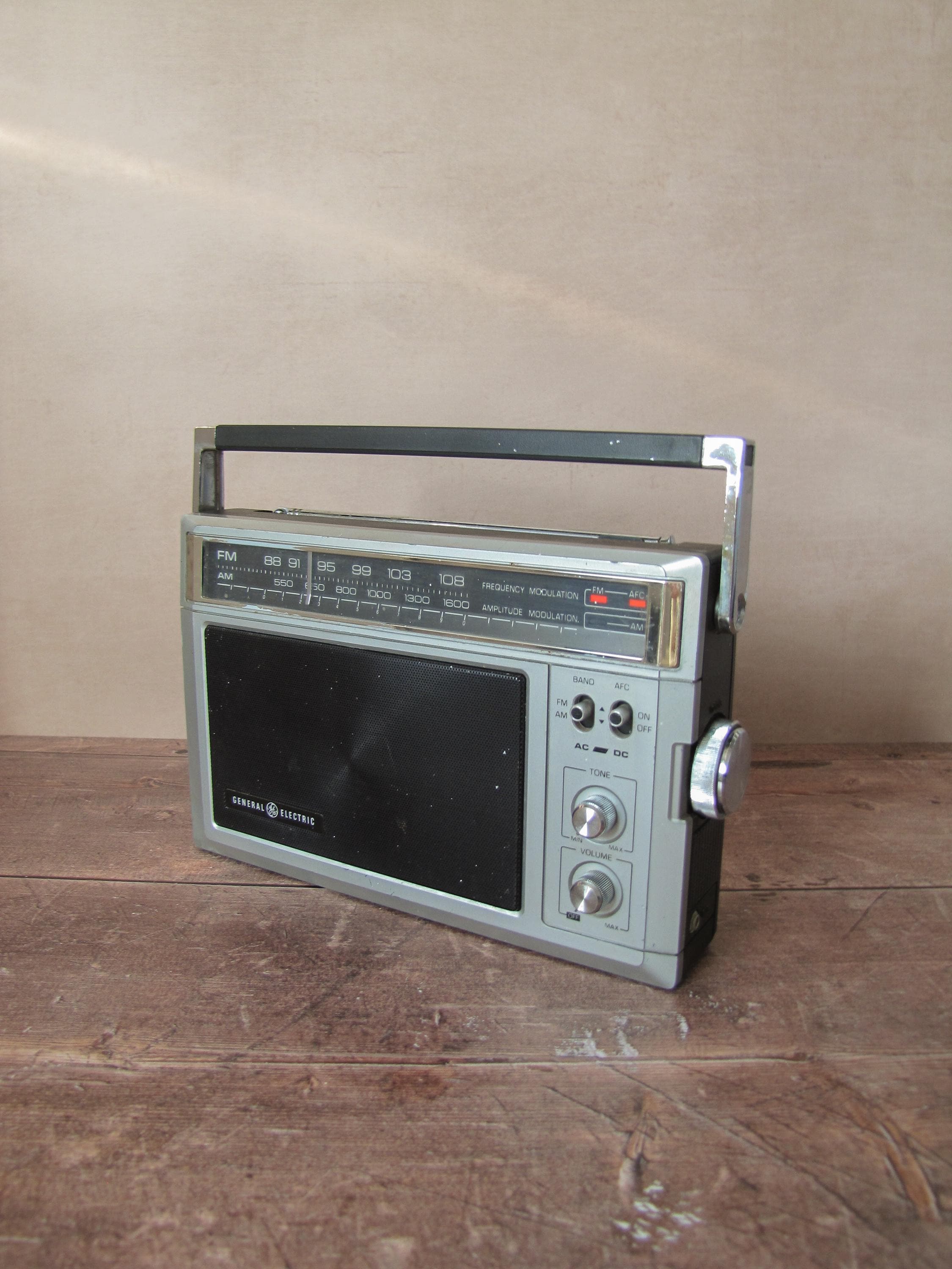 Radio Portable Vintage GRUNDIG – Rouge – FM/MW/LW – Antenne Télescopique – Fonctionne