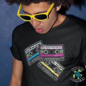 Camiseta com fitas cassete mistas, camiseta com banda musical, camiseta com música dos anos 80 e 90, camiseta com música pop retrô, camiseta com fita mista, fita cassete vintage mista