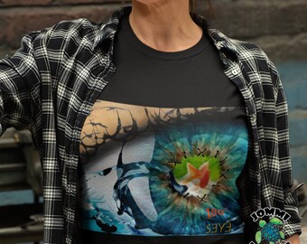 Puede incluir: Camiseta negra con un diseño abstracto de ojo colorido. El diseño presenta un ojo azul, verde y naranja con un remolino blanco y ramas negras. El texto "180 EYES" está impreso en la esquina inferior derecha del diseño.