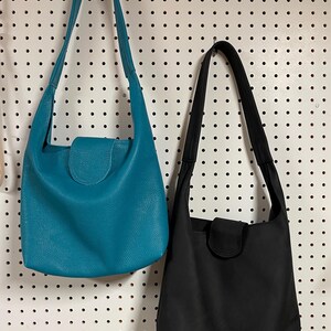 Bolso de mano con asa superior y hombros holgados
