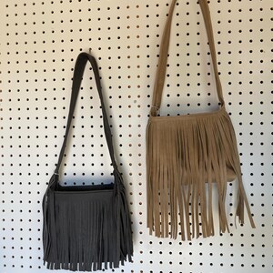Bolso de mano holgado con flecos y asa superior