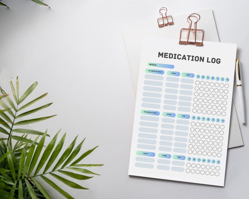 Op de afbeelding: Een printbaar medicijnlogboek met een blauw en groen verloop. Het logboek bevat secties voor medicijnnaam, dosering, tijd en dagen van de week.