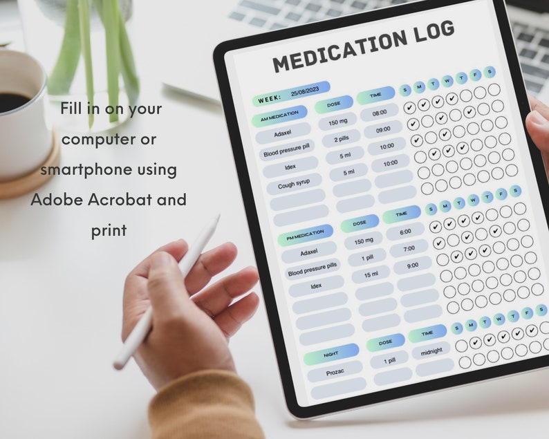 Op de afbeelding: Een digitale tablet met een medicatie logboek met een wekelijks schema. Het logboek bevat kolommen voor de naam van het medicijn, de dosis, de tijd en vinkjes voor elke dag van de week. De tablet wordt vastgehouden door een hand.