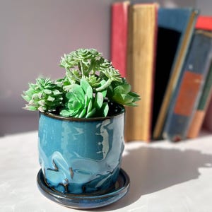 Handgemachter Micro-Plant-Übertopf aus Keramik: Satin-Mattblau mit geschnitzter Oberfläche und modernem Profil