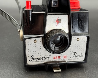 Vintage 1950s Imperial Mark XII Flash camera manufactured in Chicago