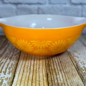 Vintage Pyrex orange Sunflower Daisy 4 Qt #444 Cinderella mixing bowl