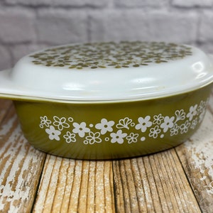 Vintage Pyrex 2 1/2 quart green daisy casserole dish with olive pattern white lid