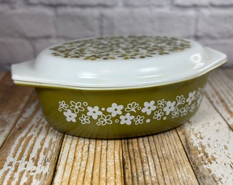 Vintage Pyrex 2 1/2 quart grüne Daisy Auflaufform mit weißem Deckel mit olivgrünem Muster