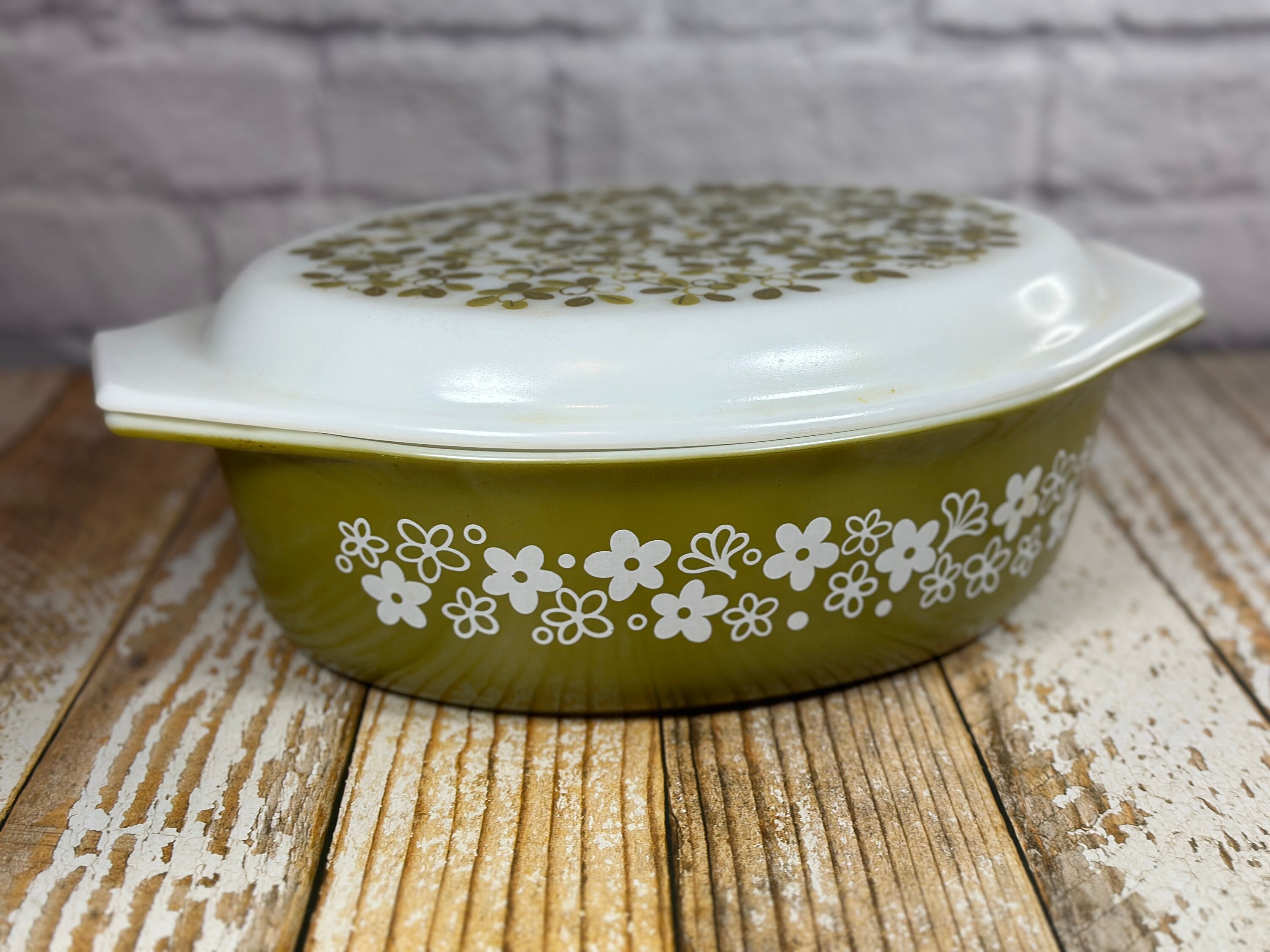 Vintage Pyrex 2 1/2 Quart Green Daisy Casserole Dish With