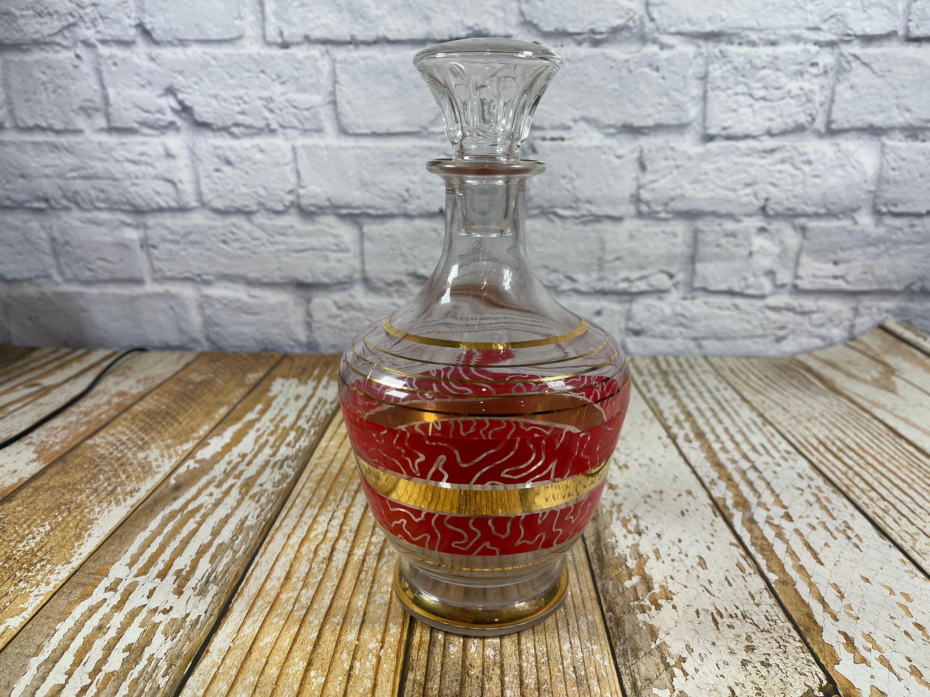 Glass Diamond Shaped Decanter with Gold Reflection and Lid – Classic Touch  Decor